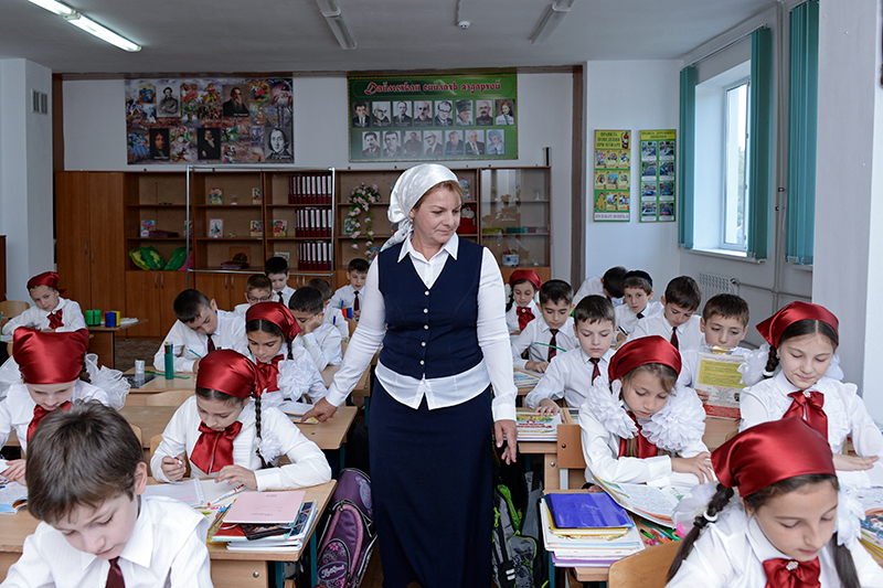 Ученики младших классов на уроке в День знаний в гимназии №12 в Грозном