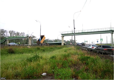 На въезде в Москву самосвал обрушил пешеходный мост