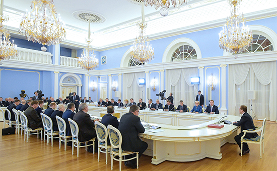 Премьер-министр России Дмитрий Медведев (справа) в&nbsp;резиденции &laquo;Горки&raquo; на&nbsp;заседании правительства о&nbsp;федеральном бюджете и&nbsp;бюджетах государственных внебюджетных фондов
