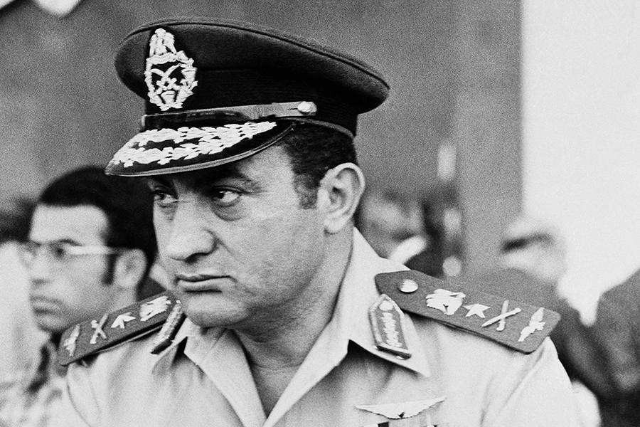 Хосни Мубарак родился 4 мая 1928 года в&nbsp;деревне Кафр эль-Мусыльха в&nbsp;семье служащего. В 1949 году он с&nbsp;отличием окончил военную академию, несколько лет проработал инструктором в&nbsp;академии&nbsp;ВВС, участвовал в&nbsp;Суэцкой войне 1956 года.