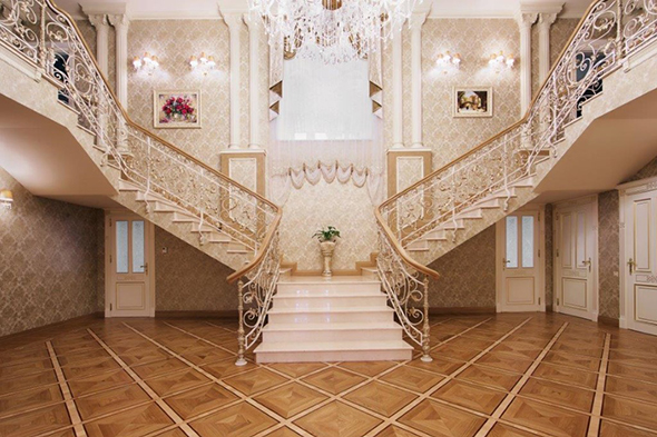 292 млн руб. стоит двухэтажный дом на ул. Агрохимической с мраморной лестницей, хрустальными люстрами и дверями с сусальным золотом.