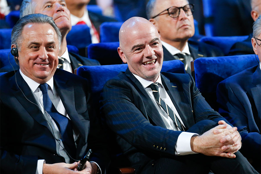Глава ФИФА Джанни Инфантино и Виталий Мутко&nbsp;наблюдают за ходом жеребьевки