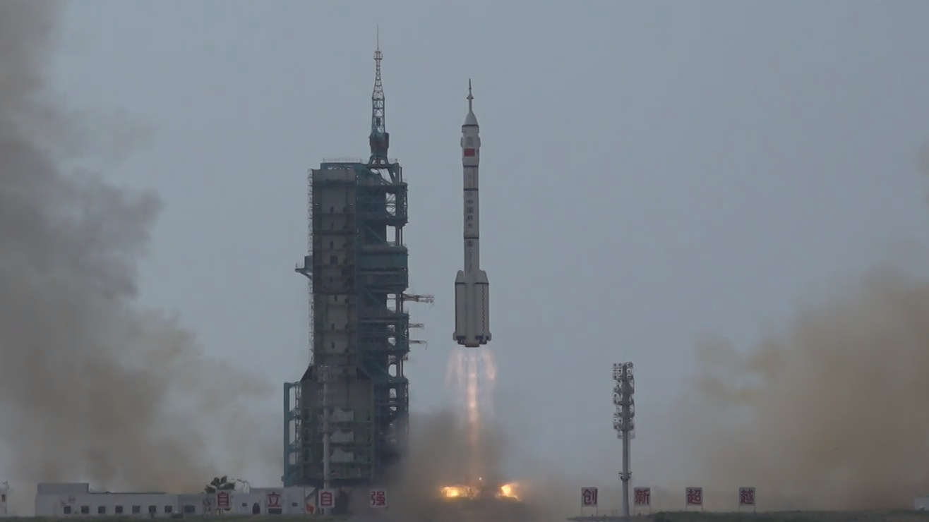 После запуска КНР тайконавтов был побит рекорд по числу землян на орбите