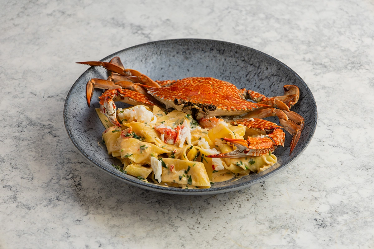 Ресторан «КрабыКутабы», расположенный в кластере «Депо» на Лесной, — гибридный формат, созданный ресторатором Александром Раппопортом