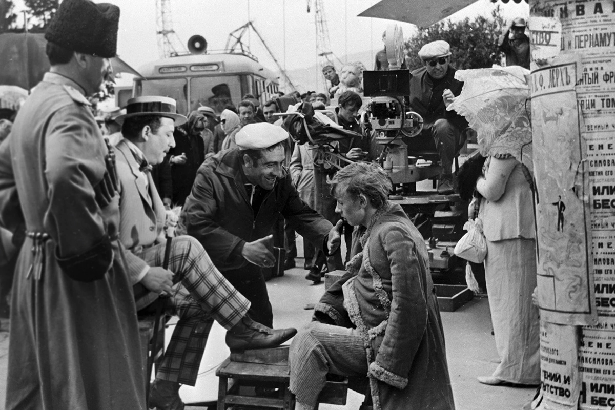 Борис Сичкин (второй слева) и Виктор Косых (справа) на съемках фильма «Новые приключения неуловимых», 1968 год