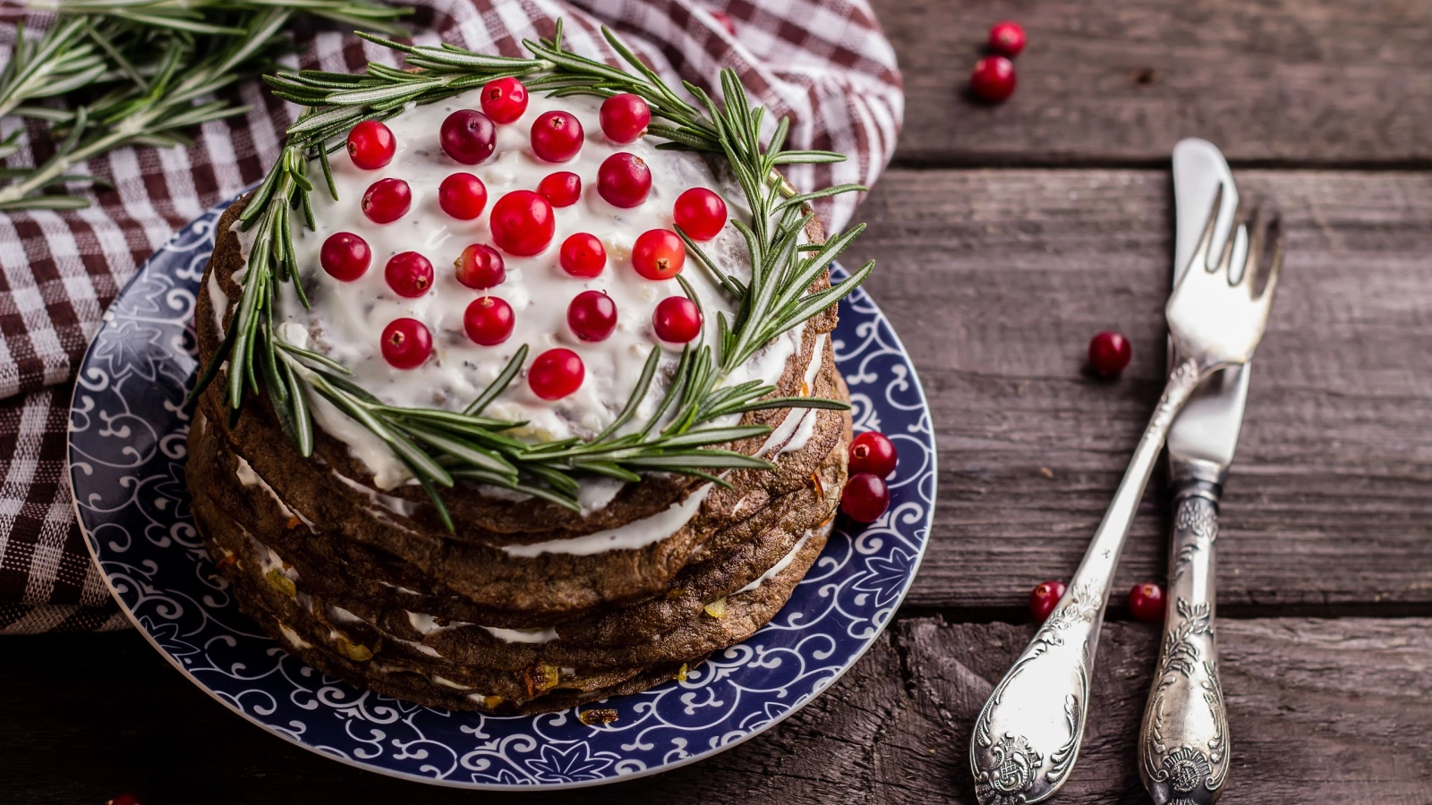 Печеночный торт подают как холодную закуску, он хорошо сочетается с легкими гарнирами и салатами