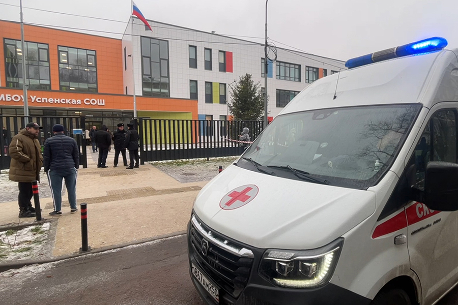 По данным Следственного комитета, подросток нанес удар ножом охраннику и одному из учеников, в результате десятилетний ребенок скончался.