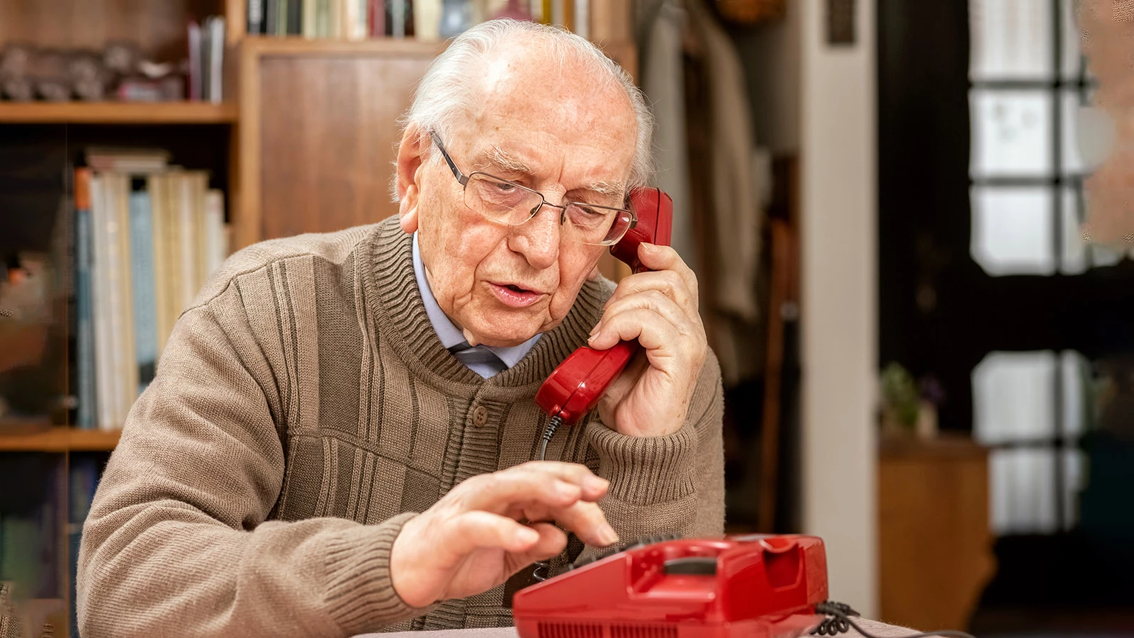 Россиянам старше 60 лет отключат звонки из-за рубежа. В чем причина