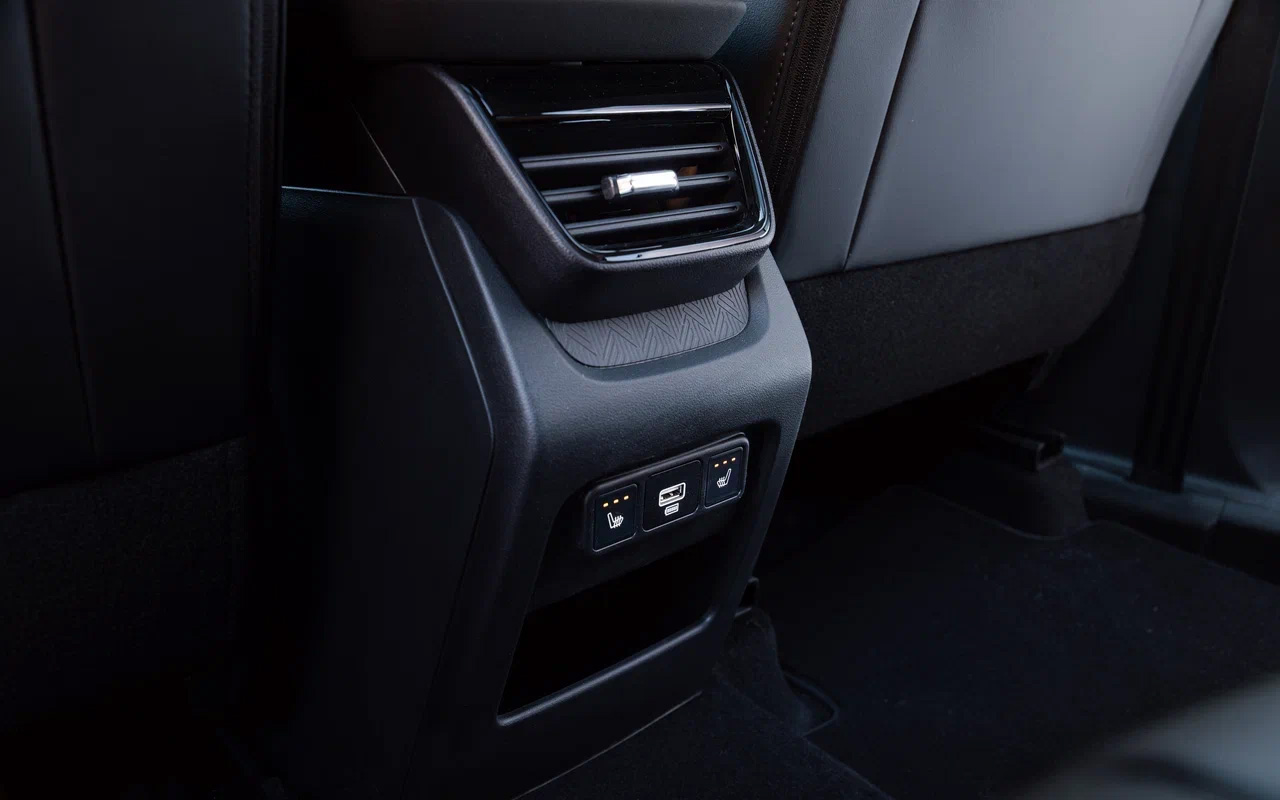 Отдельной климатической зоны на втором ряду в Haval H3 нет, а сам дефлектор очень простенький