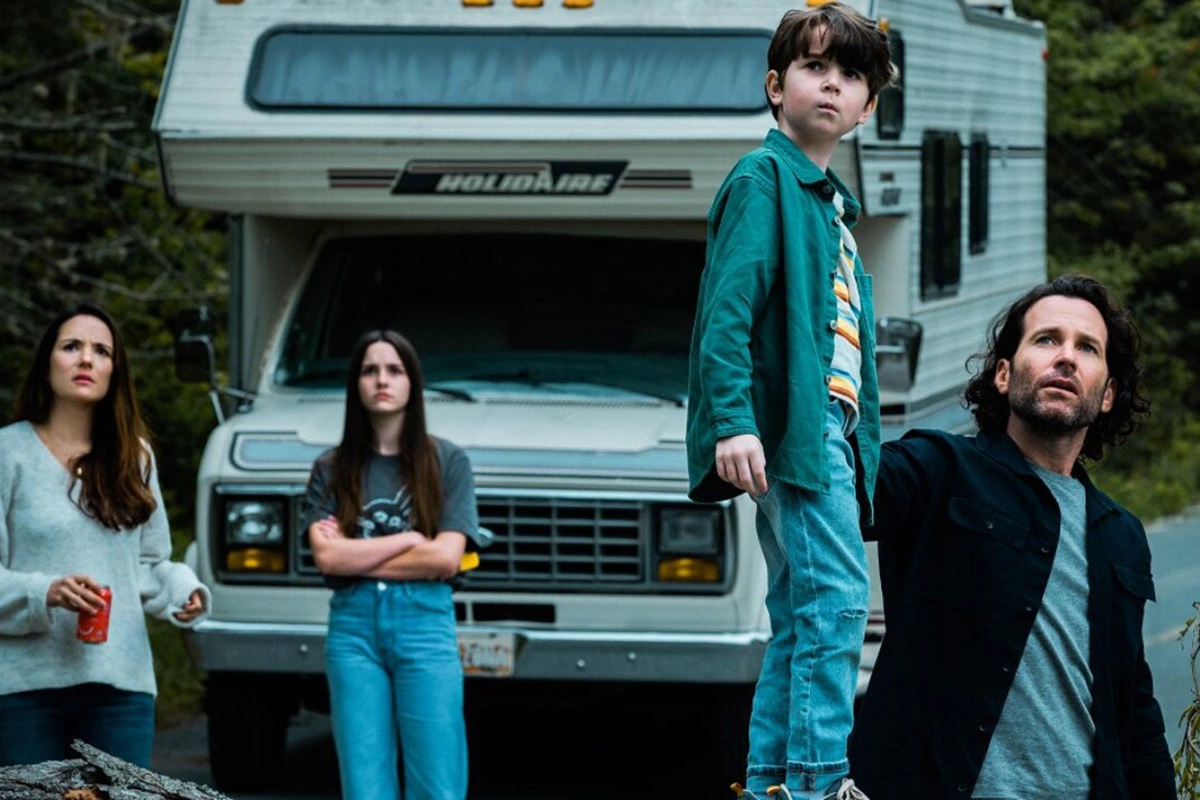 Кадр из сериала «Извне»