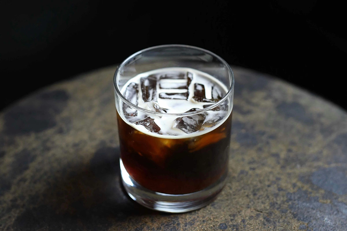 Колд брю, или cold brew, — это метод приготовления кофе, при котором молотый кофе заваривается холодной водой в течение нескольких часов