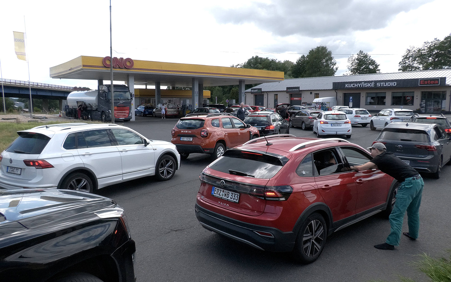 Автомобилисты заправляются в Чехии, где топливо стоит значительно дешевле, чем в Германии