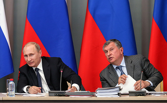 Президент России Владимир Путин и президент компании "Роснефть" Игорь Сечин (слева направо)