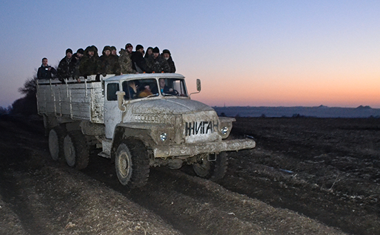 Пленные военнослужащие украинской армии перед процедурой обмена 22 февраля 2015 года
