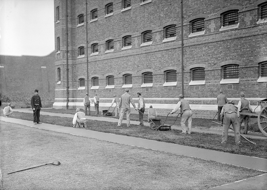 Заключенные Уормвуд-Скрабса на уборке территории, 1900–1950 годы