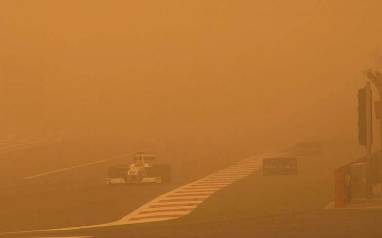 Автоспорт: Песчаная буря сорвала тесты "Формулы-1" в Бахрейне