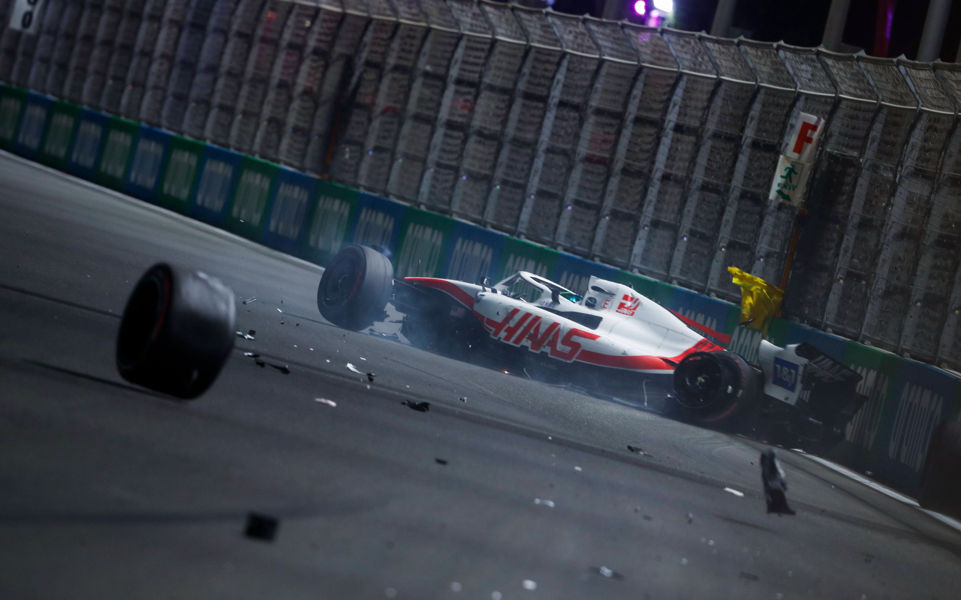 Мик Шумахер попал в больницу после аварии в квалификации Гран-при F1