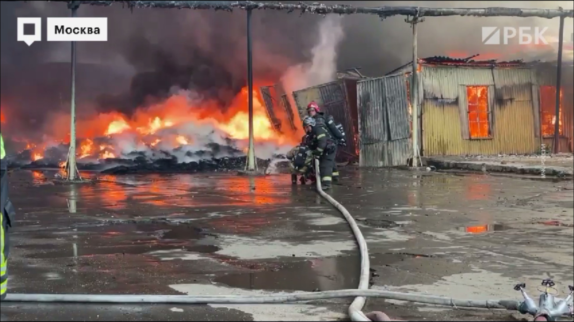 Что известно о пожарах в ангарах на юге Москвы. Видео