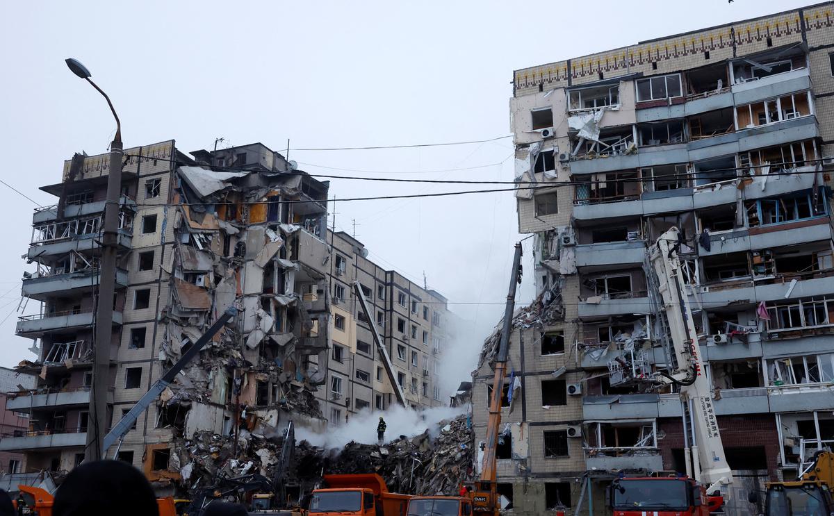 Зеленский сообщил о гибели 30 человек при обрушении многоэтажки в Днепре