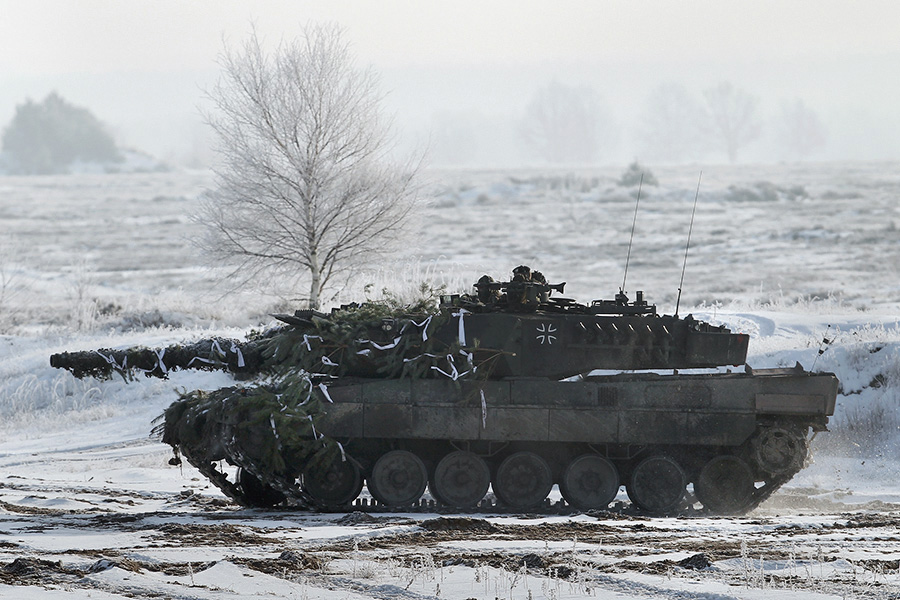 На фото: немецкий танк Leopard 2 A6 во время зимних учений в 2014&nbsp;году

Готовность поставить немецкие танки Leopard выражали несколько стран ЕС, на вооружении которых есть данная техника, в их числе Польша и Финляндия. Однако для этого необходимо разрешение Берлина, а власти Германии отказываются поставлять танки в одиночку. Канцлер ФРГ Олаф Шольц говорил, что не хочет доводить конфликт на Украине до войны между Россией и НАТО. 19 января S&uuml;ddeutsche Zeitung и The Wall Street Journal со ссылкой на высокопоставленных немецких чиновников сообщили, что Шольц в разговоре с президентом США Джо Байденом дал понять, что Германия поставит Украине танки Leopard 2, если Вашингтон передаст Киеву танки Abrams. Позднее в Берлине опровергли такую взаимосвязь. При этом в Пентагоне заявляли, что пока не видят смысла в поставках Abrams, сославшись на сложность обслуживания