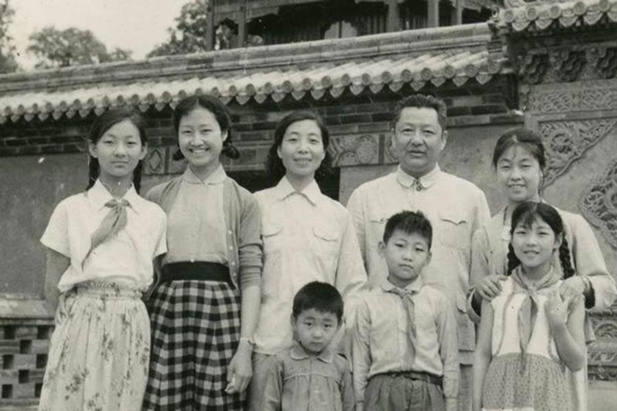 Си Цзиньпин (в центре на первом плане) с матерью Ци Синь и отцом Си Чжунсюнем (они в центре на заднем плане), братом и сестрами, 1960 год