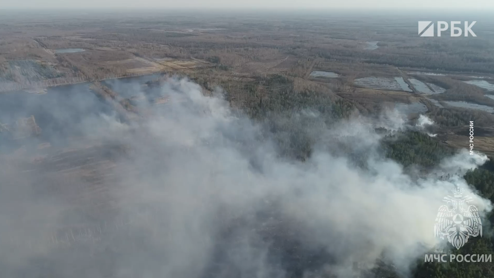 Как дрон наблюдает за торфяным пожаром в Костромской области. Видео