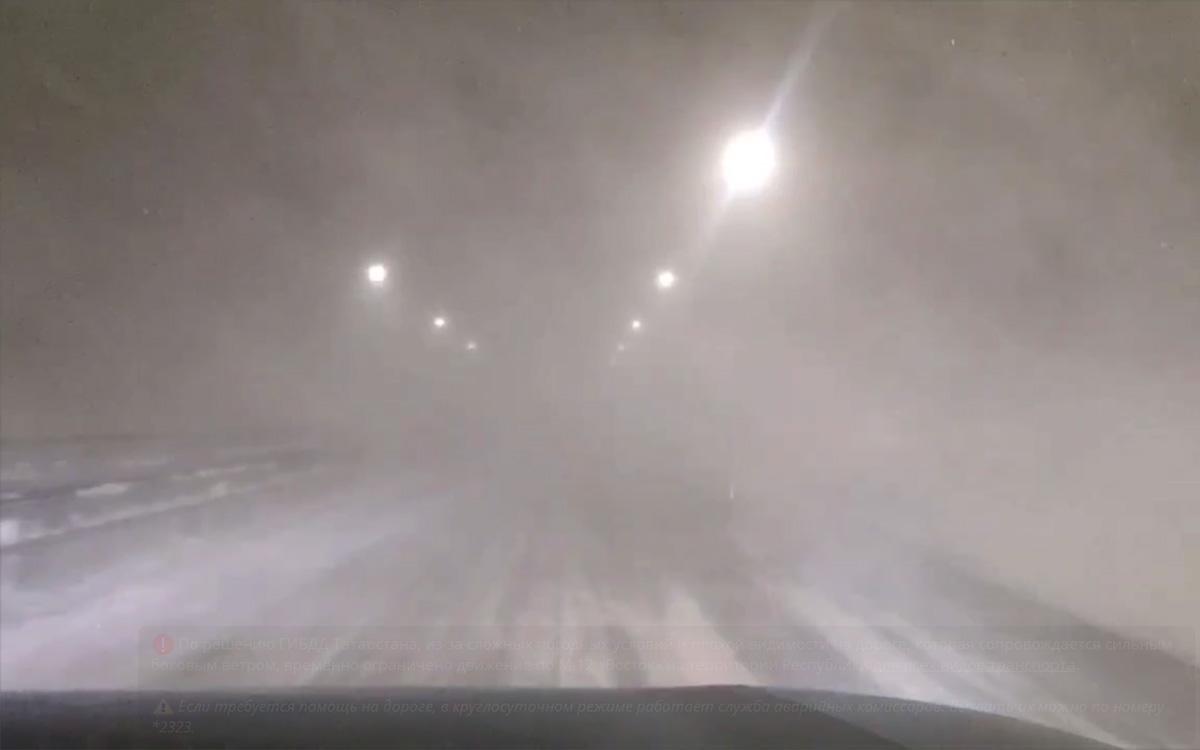 Сильный снегопад парализовал движение на участке федеральной трассы М-12