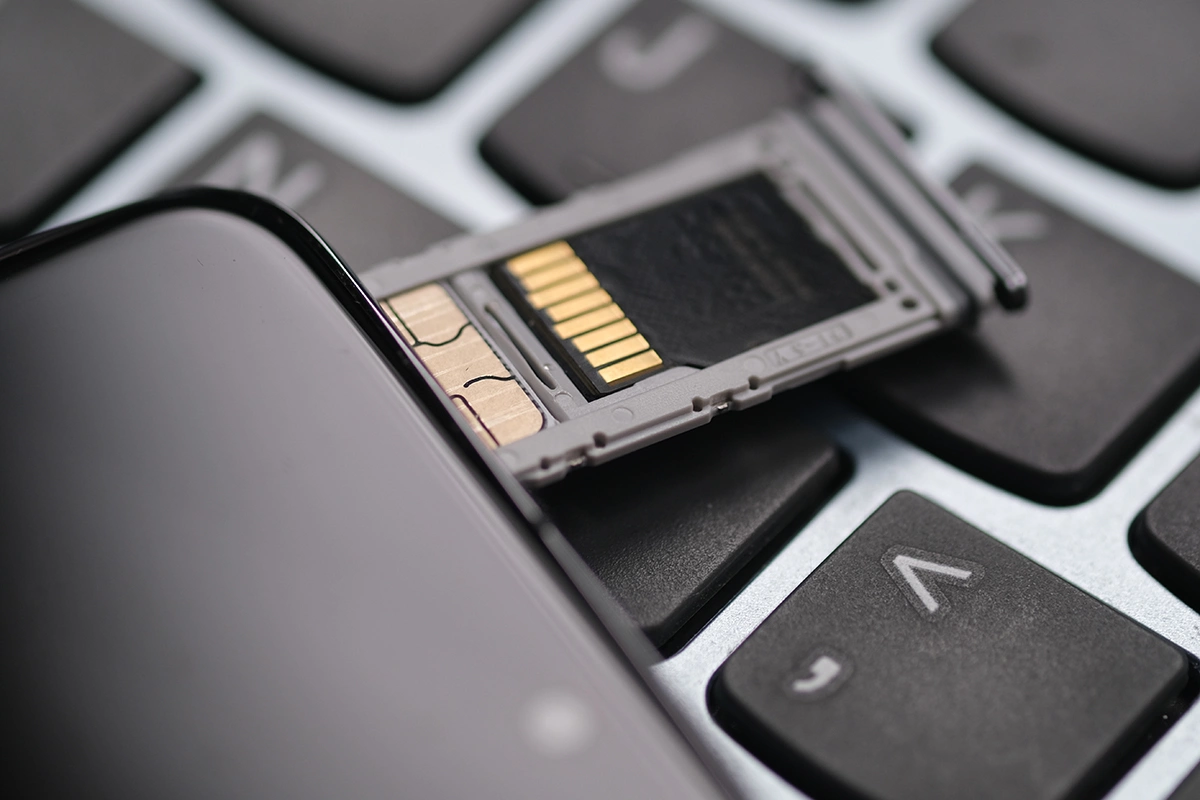 Способ не подойдет, если в новом устройстве нет слота для карты памяти