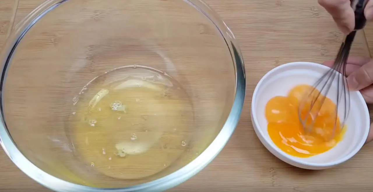 Взбейте желтки венчиком