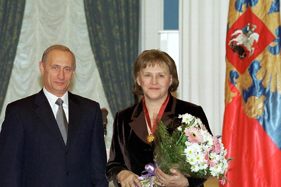 Владимир Путин и Нонна Мордюкова во время награждения&nbsp;орденом За заслуги перед Отечеством III степени, 2000 год
