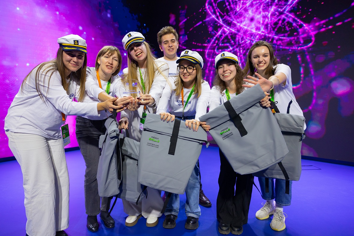 В течение очного и заочного этапа Школы команды подготовили коммуникационные проекты по реальным кейсам атомной отрасли &ndash; от начала строительства новых энергоблоков до развития электрозарядных станций &laquo;Росатома&raquo;. Главный приз &ndash; Гран-при Mediaskills-2025 &ndash; получила команда &laquo;Атомный фрегат&raquo; Дальневосточного федерального университета (ДВФУ).