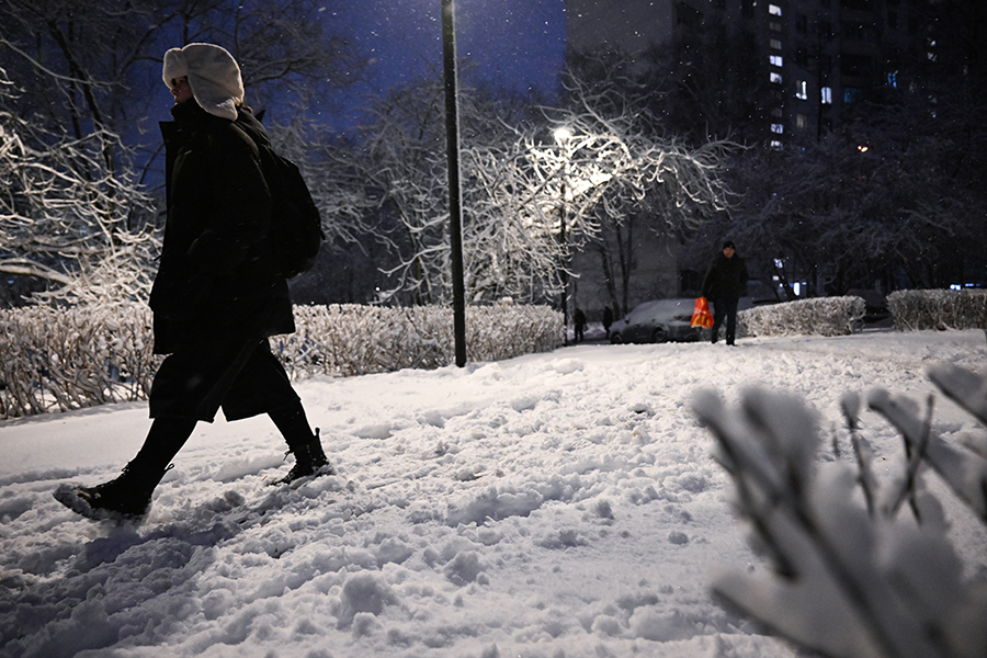 Утром 25 декабря в Гидрометцентре России предупредили: &laquo;В ближайшие дни Москву ждут погодные испытания&raquo;. Синоптики прогнозировали колебания температуры вблизи нулевой отметки, мокрый снег, гололед, метели и усиление ветра.