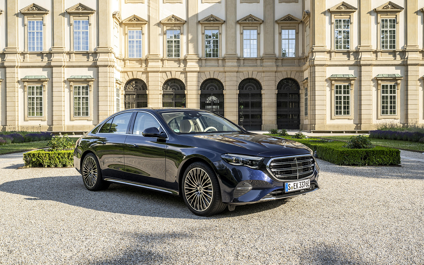 Mercedes-Benz E-Class доступен как с задним, так и с полным приводом. Но объем двигателя во всех версиях одинаковый&nbsp;&mdash; 2,0 литра. Мощность от 197 до 258 л.с.