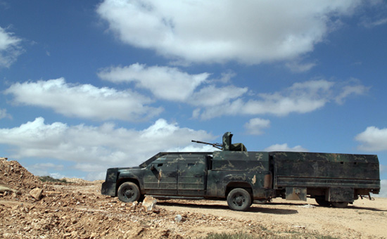 Сирийские военные на&nbsp;дороге Хомс&nbsp;&mdash;&nbsp;Ракка в&nbsp;Сирии. 2015&nbsp;год
