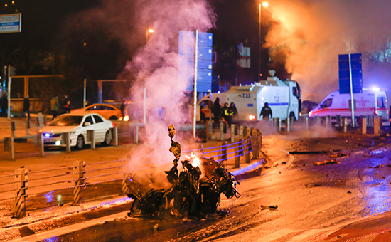 Полиция на месте взрыва в&nbsp;Стамбуле, недалеко от стадиона футбольного клуба &laquo;Бешикташ&raquo;



