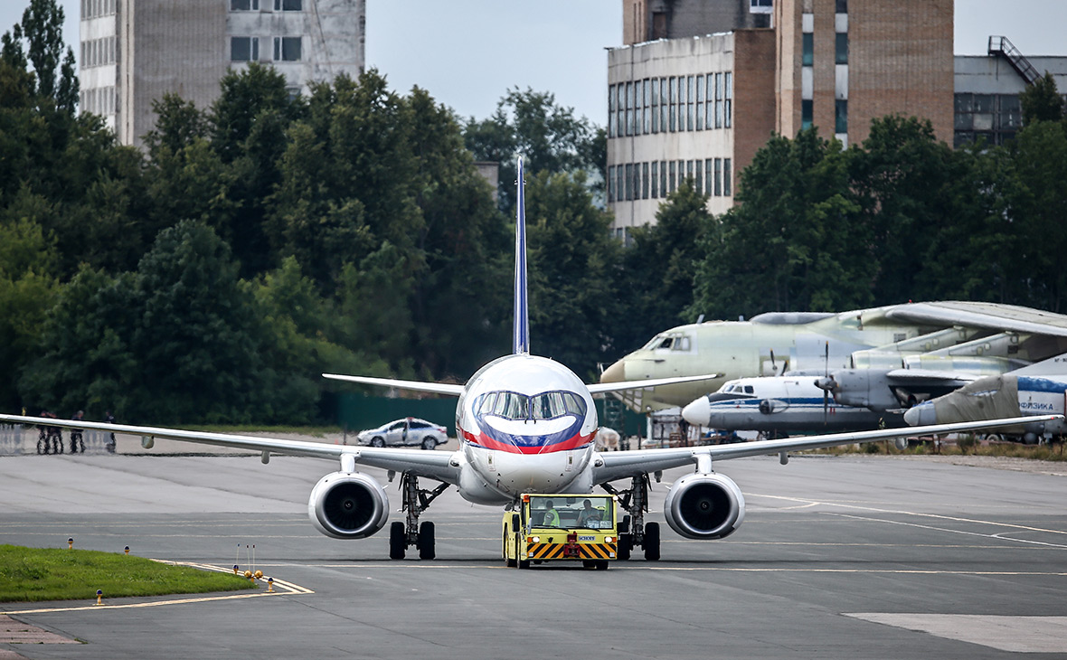 Лайнер Sukhoi SuperJet в аэропорту Жуковский. 2017 год