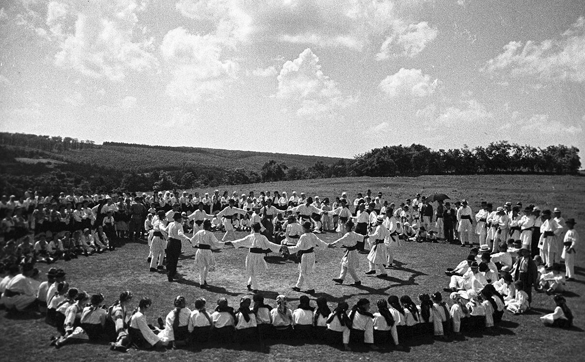 Народные гуляния жителей города Черновцы в дни присоединение Северной Буковины к СССР. 28 июня - 3 июля 1940 года.