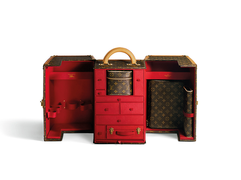 Гибрид дорожного чемодана и туалетного столика Louis Vuitton, созданный по экскизам Шэрон Стоун