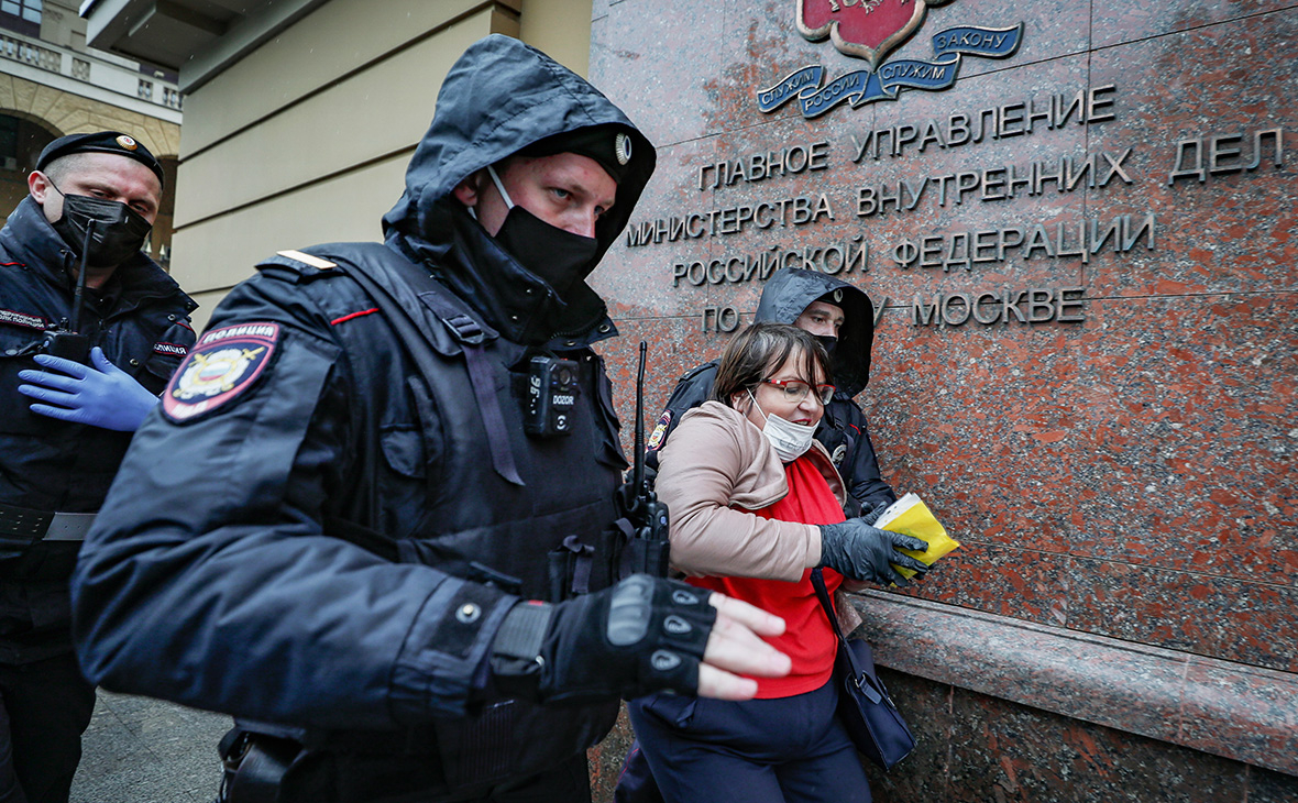 Сотрудники полиции задерживают Юлию Галямину, 29 мая 2020г.

