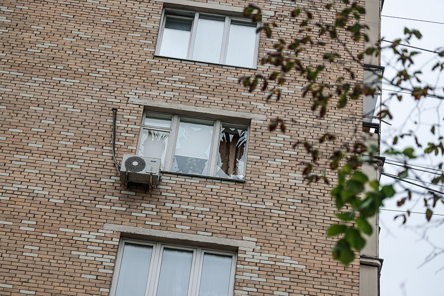 На Комсомольском проспекте выбило несколько окон, власти пообещали помочь жителям максимально быстро устранить последствия