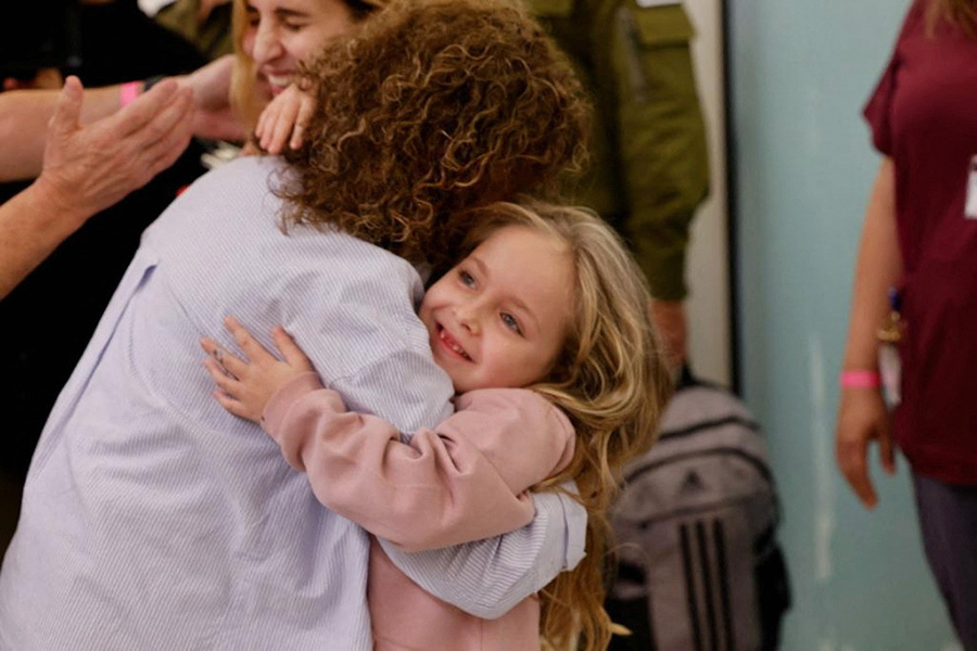 Дэниел Алони&nbsp;(слева) и её шестилетняя дочь Амелия&nbsp;в объятиях родственницы в Детском медицинском центре&nbsp;Шнайдер в&nbsp;Петах-Тикве, Израиль