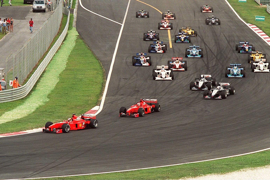 На Гран-При 1999-го года в Великобритании Шумахер сломал ногу при аварии&nbsp;&mdash; он вылетел в повороте на первом круге гонки из-за неисправности тормозов и врезался в отбойник на скорости 107 км/ч. Из-за этого пилот пропустил шесть этапов. Пилот вернулся в конце сезона и принял участие на Гран-при Малайзии и Японии. Тогда Шумахеру удалось помочь команде впервые с 1983 года выиграть Кубок конструкторов.

На фото: 14 октября, 1999&nbsp;г. Сепанг, Малайзия.