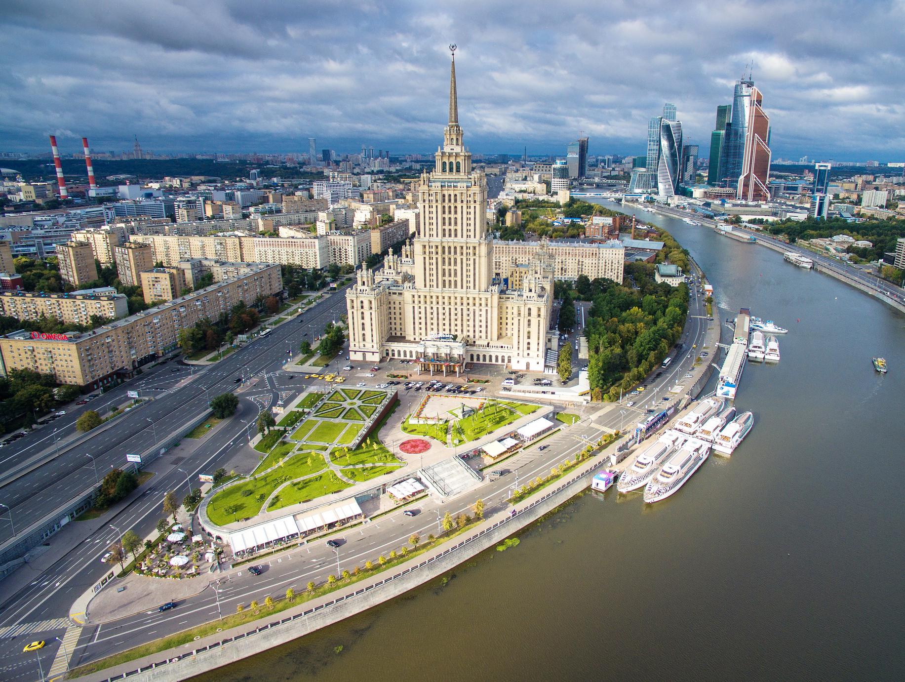 Сегодня перспективу Кутузовского успешно дополняют современные постройки. Неотъемлемой частью панорамы стали небоскребы &laquo;Москва-Сити&raquo;