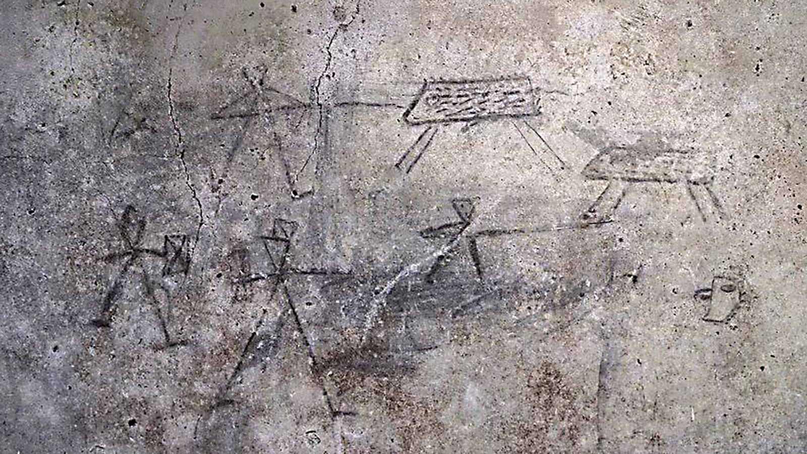 <p>Древнеримские дети нарисовали углем гладиаторов на стене</p>