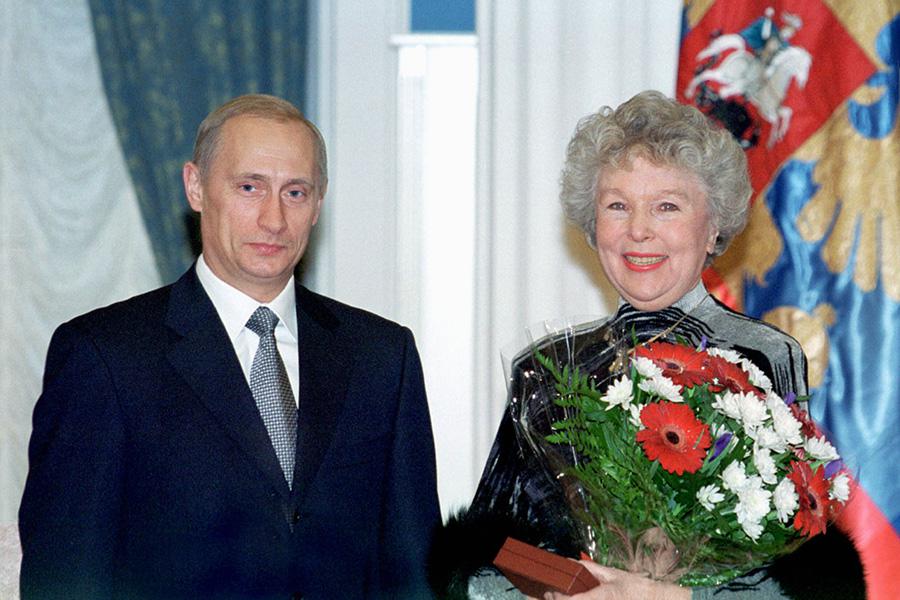 Владимир Путин вручает Вере Васильевой орден&nbsp;&laquo;За заслуги перед Отечеством&raquo; 4-й степени, Кремль,&nbsp;Москва, 2000 год