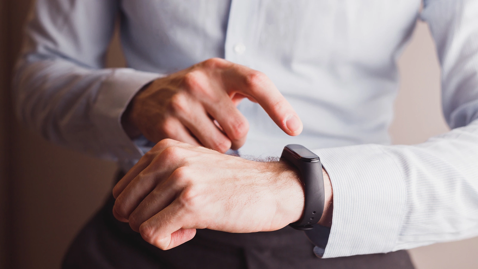 Находившегося на больничном китайца уволили из-за шагомера