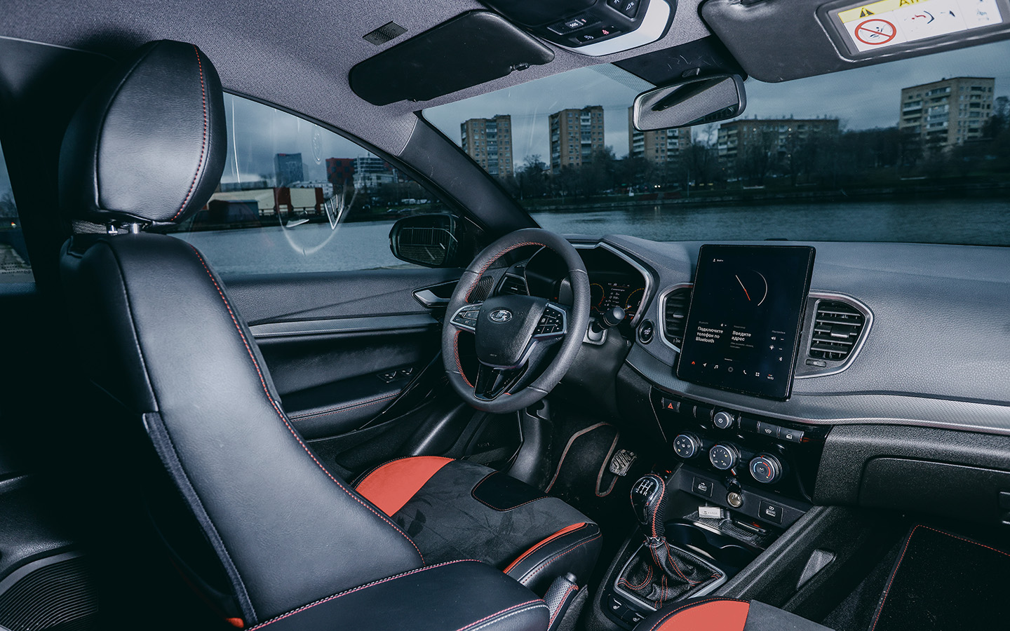 В салоне много красных оттенков. У нас же все-таки машина со спортивными повадками