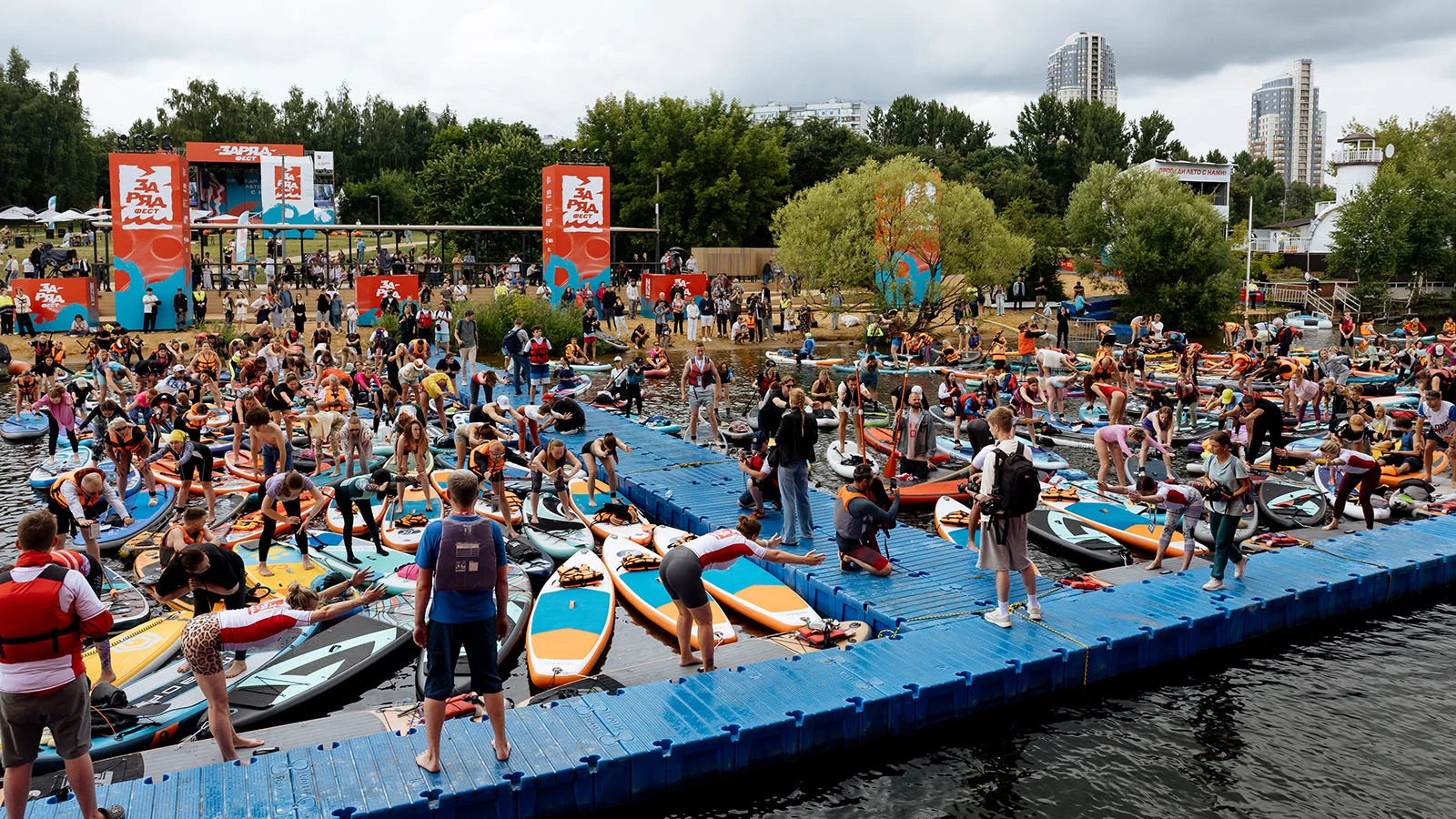 «Заряд Фест» прошел в Москве. Новый мировой рекорд по массовой сап-йоге