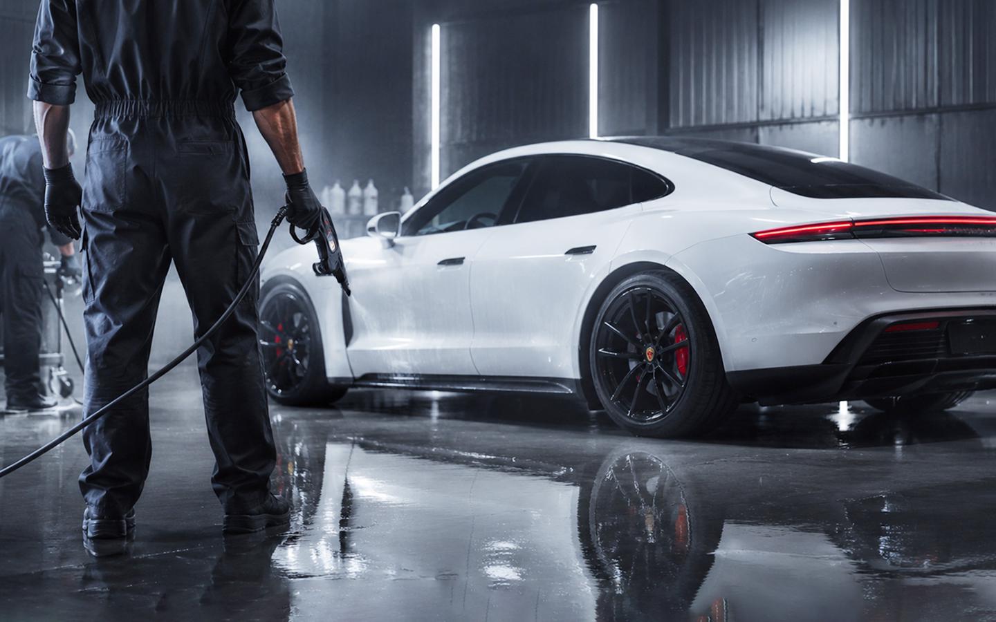 Работники автомойки в Москве угнали Porsche клиента и разбили его