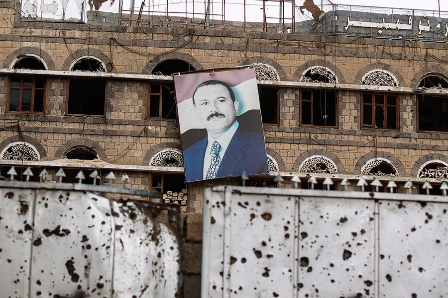 В 2011 году в&nbsp;стране вспыхнула революция, в&nbsp;результате&nbsp;которой сменилась власть&nbsp;&mdash;&nbsp;в&nbsp;отставку ушел президент Али Абдалла Салех, на&nbsp;смену ему пришел Абд Раббу Мансур Хади.

На фото: портрет бывшего президента Йемена Али Абдаллы Салеха на&nbsp;стене разрушенной в&nbsp;2011 году штаб-квартиры Всеобщего народного конгресса в&nbsp;Сане, 2014&nbsp;год
